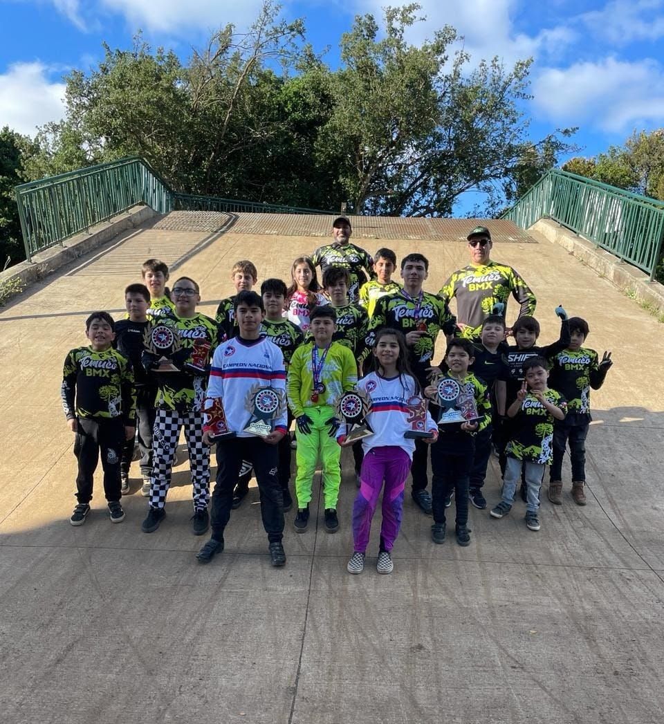 Niños entrenando BMX en Temuco